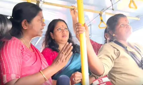 ‘ഞങ്ങൾക്ക് എല്ലാ കെഎസ്ആർടിസി ബസിലും സൗജന്യ യാത്രവേണം..’ -സമരവുമായി മഹിളാമോർച്ച