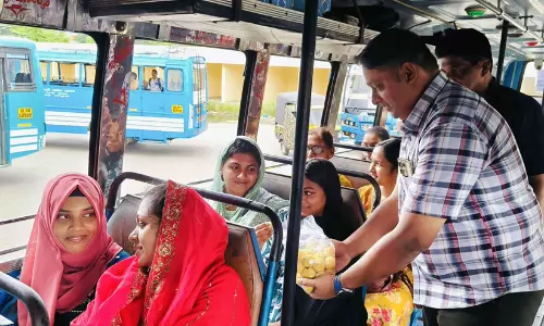 കെ.എസ്.ആർ.ടി.സിക്ക് സ്വകാര്യ ബസിന്റെ മറുപടി; പുരുഷന്മാർക്ക് സൗജന്യ യാത്രയൊരുക്കി ബസുടമ