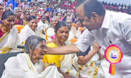 വയോജന സംരക്ഷണത്തിന് പ്രത്യേക പദ്ധതികൾ -മുഖ്യമന്ത്രി