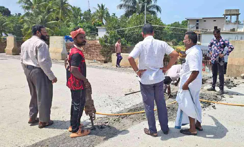 പൊടിയിൽ മുങ്ങി മാർക്കറ്റ് ജങ്ഷൻ; പൊറുതി മുട്ടി ജനം പൊടിയിൽ മുങ്ങി മാർക്കറ്റ് ജങ്ഷൻ; പൊറുതി മുട്ടി ജനം