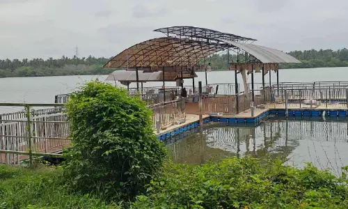 പാപ്പിനിശ്ശേരിയിലെ ഫ്ലോട്ടിങ് ബ്രിഡ്ജ് നശിക്കുന്നു