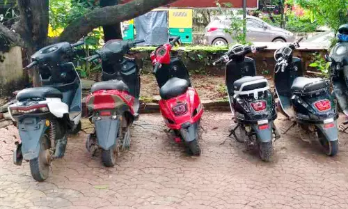 അമിത വേഗത്തിൽ വൈദ്യുതി സ്കൂട്ടറുമായി കുട്ടികൾ; 12 എണ്ണം പൊലീസ് കസ്റ്റഡിയിലെടുത്തു അമിത വേഗത്തിൽ വൈദ്യുതി സ്കൂട്ടറുമായി കുട്ടികൾ; 12 എണ്ണം പൊലീസ് കസ്റ്റഡിയിലെടുത്തു