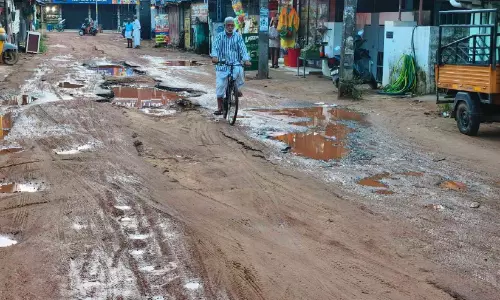 ചളിങ്ങാട് റോഡിൽ ദുരിതയാത്ര; റോഡിന്റെ പല ഭാഗങ്ങളും കാന പോലെ ആഴത്തിലുള്ള കുഴികളായി മാറി ചളിങ്ങാട് റോഡിൽ ദുരിതയാത്ര; റോഡിന്റെ പല ഭാഗങ്ങളും കാന പോലെ ആഴത്തിലുള്ള കുഴികളായി മാറി