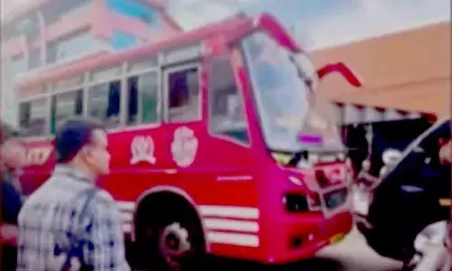 ഗുഡ്സ് വാനിൽ മനഃപൂർവം ബസ് ഇടിപ്പിച്ച ഡ്രൈവറുടെ ലൈസൻസ് സസ്പെൻഡ് ചെയ്തു ഗുഡ്സ് വാനിൽ മനഃപൂർവം ബസ് ഇടിപ്പിച്ച ഡ്രൈവറുടെ ലൈസൻസ് സസ്പെൻഡ് ചെയ്തു