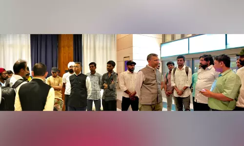 ഒമാൻ ഉൾക്കടലിൽ അപകടത്തിൽപെട്ട രണ്ടു കപ്പലുകളിലെ 41 ഇന്ത്യൻ ജീവനക്കാരെ സുരക്ഷിതരായി നാട്ടിലേക്ക് അയച്ചു ഒമാൻ ഉൾക്കടലിൽ അപകടത്തിൽപെട്ട രണ്ടു കപ്പലുകളിലെ 41 ഇന്ത്യൻ ജീവനക്കാരെ സുരക്ഷിതരായി നാട്ടിലേക്ക് അയച്ചു