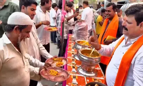 ഭക്ഷണം വേണമെങ്കിൽ ‘ജയ് ശ്രീറാം’ വിളിക്കൂ, ബി.ജെ.പി പ്രവർത്തകന്റെ ഭീഷണിയിൽ നിസ്സഹായനായി മുസ്‍ലിം വയോധികൻ