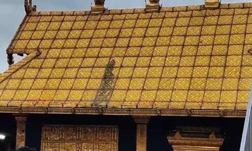 ശബരിമല: സ്വർണപ്പാളിയിൽ നിറംമാറ്റം ശബരിമല: സ്വർണപ്പാളിയിൽ നിറംമാറ്റം