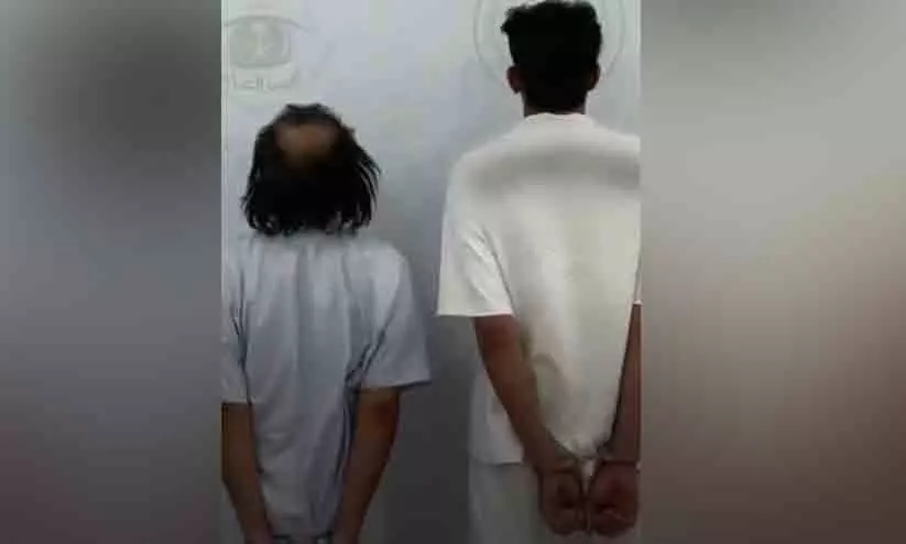 റിയാദിൽ സൂപ്പർമാർക്കറ്റ് ജീവനക്കാരെ കത്തി ചൂണ്ടി കവർച്ച നടത്തിയ രണ്ട് പേർ പൊലീസ് പിടിയിൽ റിയാദിൽ സൂപ്പർമാർക്കറ്റ് ജീവനക്കാരെ കത്തി ചൂണ്ടി കവർച്ച നടത്തിയ രണ്ട് പേർ പൊലീസ് പിടിയിൽ