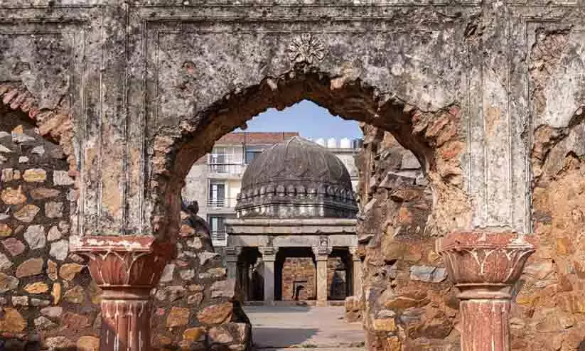 ചെങ്കോട്ടയ്ക്കും ജമാ മസ്ജിദിനും അപ്പുറം; ഡൽഹിയുടെ മണ്ണിൽ ഒളിഞ്ഞിരിക്കുന്ന മുഗൾ പൈതൃക ശേഷിപ്പുകൾ... ചെങ്കോട്ടയ്ക്കും ജമാ മസ്ജിദിനും അപ്പുറം; ഡൽഹിയുടെ മണ്ണിൽ ഒളിഞ്ഞിരിക്കുന്ന മുഗൾ പൈതൃക ശേഷിപ്പുകൾ...