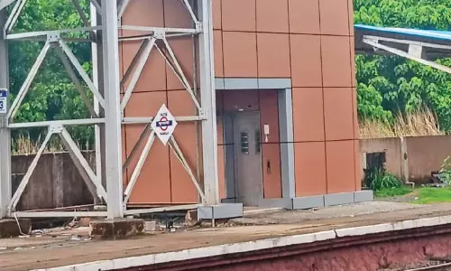കുമ്പള റെയിൽവേ സ്റ്റേഷനിൽ ലിഫ്റ്റ് തുറന്നില്ല; യാത്രക്കാർ ദുരിതത്തിൽ