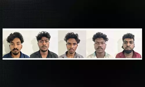 രാത്രി ബസ് സ്റ്റാൻഡിലേക്ക് പോയ യുവതിയെ തടഞ്ഞ് തട്ടിക്കൊണ്ടുപോകാൻ ശ്രമം; ടിപ്പറിൽ കയറി രക്ഷപ്പെടാൻ ശ്രമിച്ചിട്ടും പിന്തുടർന്നു, അഞ്ചംഗ സംഘം പൊലീസ് വലയിൽ