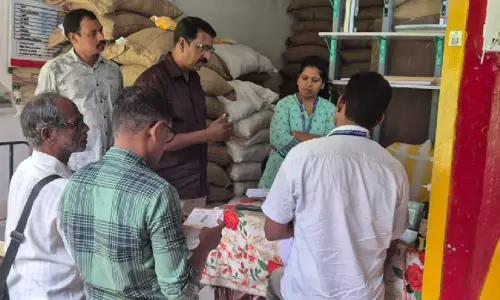 കരാറുകാർ എന്ന വ്യാജേന എത്തിയത് വിജിലൻസ് ഉദ്യോഗസ്ഥർ; റേഷൻ കടകളിൽ കണ്ടെത്തിയത് 18 ലക്ഷം രൂപയുടെ അനധികൃത സാമ്പത്തിക ഇടപാടുകൾ