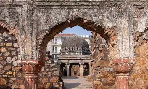 ചെങ്കോട്ടയ്ക്കും ജമാ മസ്ജിദിനും അപ്പുറം; ഡൽഹിയുടെ മണ്ണിൽ ഒളിഞ്ഞിരിക്കുന്ന മുഗൾ പൈതൃക ശേഷിപ്പുകൾ... ചെങ്കോട്ടയ്ക്കും ജമാ മസ്ജിദിനും അപ്പുറം; ഡൽഹിയുടെ മണ്ണിൽ ഒളിഞ്ഞിരിക്കുന്ന മുഗൾ പൈതൃക ശേഷിപ്പുകൾ...