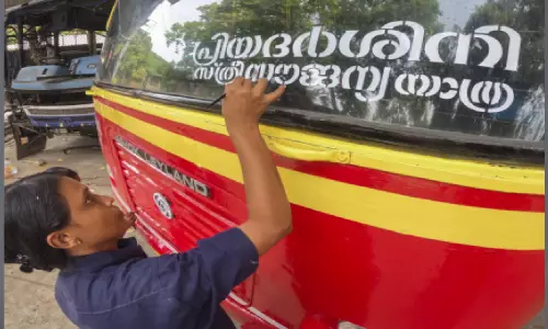 പ്രിയദർശിനി തരംഗം: കെഎസ്ആർടിസിയിൽ വനിതാ യാത്രികരിൽ 4.25 ലക്ഷത്തിന്റെ വർധന പ്രിയദർശിനി തരംഗം: കെഎസ്ആർടിസിയിൽ വനിതാ യാത്രികരിൽ 4.25 ലക്ഷത്തിന്റെ വർധന