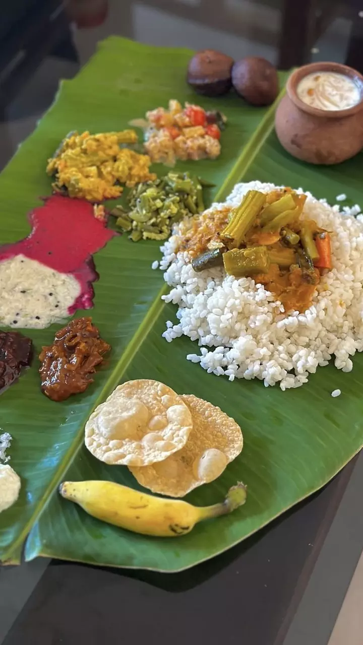 സദ്യയിൽ നിന്ന് ഫാസ്റ്റ് ഫുഡിലേക്ക്; മലയാളി കൈവിട്ട സാംസ്കാരിക തനിമ! സദ്യയിൽ നിന്ന് ഫാസ്റ്റ് ഫുഡിലേക്ക്; മലയാളി കൈവിട്ട സാംസ്കാരിക തനിമ!
