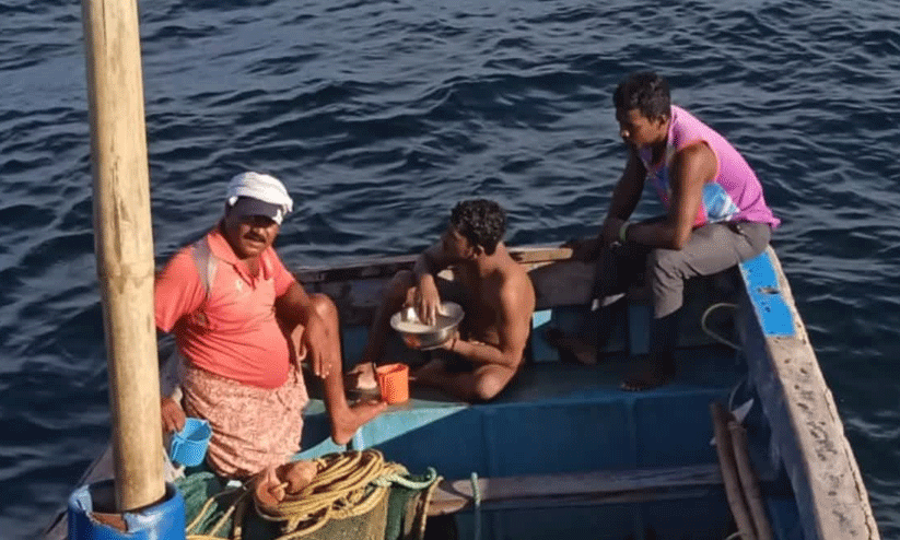 ഇന്ധനം ലഭിക്കുന്നില്ല; മത്സ്യത്തൊഴിലാളികൾ ദുരിതത്തിൽ ഇന്ധനം ലഭിക്കുന്നില്ല; മത്സ്യത്തൊഴിലാളികൾ ദുരിതത്തിൽ