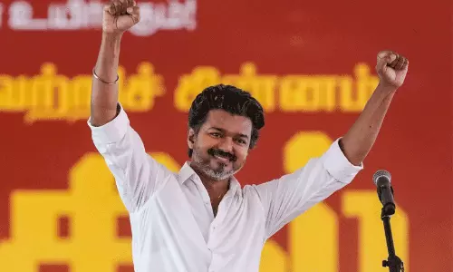 വിവാദങ്ങൾക്ക് വിരാമം; തമിഴ്‌നാട് നിയമസഭയിൽ തമിഴ് തായ് വാഴ്ത്ത് ആദ്യമേ പാടി, പഴയ പ്രോട്ടോക്കോൾ തിരിച്ചുപിടിച്ച് വിജയ് സർക്കാർ