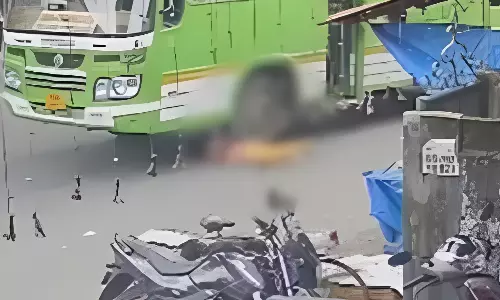 ബസിന്റെ ടയറിനടിയിൽപ്പെട്ട് വസ്ത്രം കീറിപ്പോയ സ്ത്രീക്ക് ഉടുമുണ്ടഴിച്ചു നൽകി ഷാജിയേട്ടൻ; സമൂഹ മാധ്യമങ്ങളിൽ കയ്യടിനേടി ദൃശ്യങ്ങൾ -വിഡിയോ