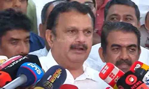 ‘തുരപ്പൻ പണി നടത്തുന്ന ആരെയും ഈ കസേരയിൽ ഇരുത്തില്ല, ചില കാര്യങ്ങളിൽ ക്വിക് ആയിട്ടുള്ള തീരുമാനം എടുക്കണം. ഞാൻ ആ ശൈലിക്കാരനാണ്’ -ഡോ. റീനക്കെതിരെ മന്ത്രി മുരളീധരൻ ‘തുരപ്പൻ പണി നടത്തുന്ന ആരെയും ഈ കസേരയിൽ ഇരുത്തില്ല, ചില കാര്യങ്ങളിൽ ക്വിക് ആയിട്ടുള്ള തീരുമാനം എടുക്കണം. ഞാൻ ആ ശൈലിക്കാരനാണ്’ -ഡോ. റീനക്കെതിരെ മന്ത്രി മുരളീധരൻ