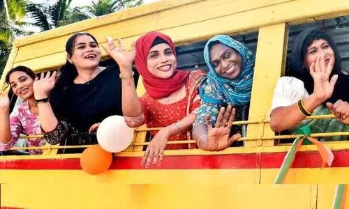സൗജന്യയാത്ര: ഉയർന്ന വരുമാനക്കാരെയും അല്ലാത്തവരെയും വേർതിരിക്കൽ പ്രയാസം -ഹൈകോടതി സൗജന്യയാത്ര: ഉയർന്ന വരുമാനക്കാരെയും അല്ലാത്തവരെയും വേർതിരിക്കൽ പ്രയാസം -ഹൈകോടതി