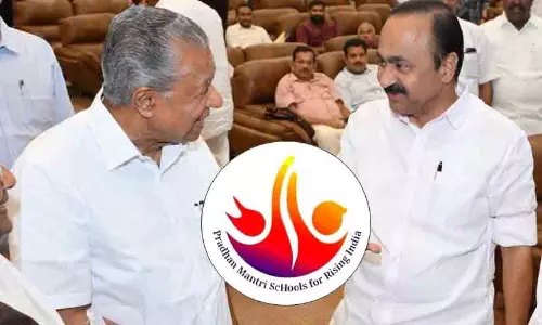 പി.എം ശ്രീ: സി.പി.എമ്മിന് സെൽഫ് ഗോളായി പഴയ ഒപ്പ്; സർക്കാർ ചോദ്യമുനയിൽ, പ്രതിപക്ഷത്തിനും വാക്കുമുട്ടൽ പി.എം ശ്രീ: സി.പി.എമ്മിന് സെൽഫ് ഗോളായി പഴയ ഒപ്പ്; സർക്കാർ ചോദ്യമുനയിൽ, പ്രതിപക്ഷത്തിനും വാക്കുമുട്ടൽ
