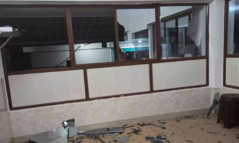 ഏഴിലോട് പള്ളിയില് യുവാവിന്റെ പരാക്രമം: മൂന്നുപേര്ക്ക് കുത്തേറ്റു; പ്രതി പൊലീസ് പിടിയില് ഏഴിലോട് പള്ളിയില് യുവാവിന്റെ പരാക്രമം: മൂന്നുപേര്ക്ക് കുത്തേറ്റു; പ്രതി പൊലീസ് പിടിയില്