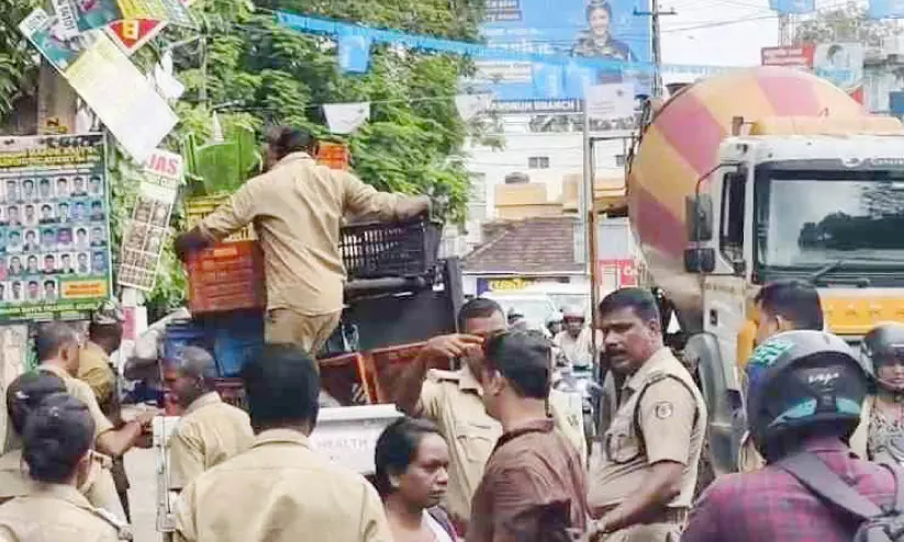 നെയ്യാറ്റിൻകരയിലെ അനധികൃത തട്ടുകടകൾ ഒഴിപ്പിച്ചു; ഒഴിപ്പിച്ചവർക്ക് അമരവിള നൈറ്റ് സ്ട്രീറ്റിൽ കച്ചവടം ചെയ്യാം നെയ്യാറ്റിൻകരയിലെ അനധികൃത തട്ടുകടകൾ ഒഴിപ്പിച്ചു; ഒഴിപ്പിച്ചവർക്ക് അമരവിള നൈറ്റ് സ്ട്രീറ്റിൽ കച്ചവടം ചെയ്യാം