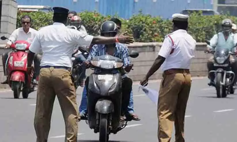 വാഹന ഉടമകൾക്ക് ആശ്വാസം; ട്രാഫിക് പിഴയിൽ 50 ശതമാനം ഇളവുമായി കർണാടക സർക്കാർ വാഹന ഉടമകൾക്ക് ആശ്വാസം; ട്രാഫിക് പിഴയിൽ 50 ശതമാനം ഇളവുമായി കർണാടക സർക്കാർ