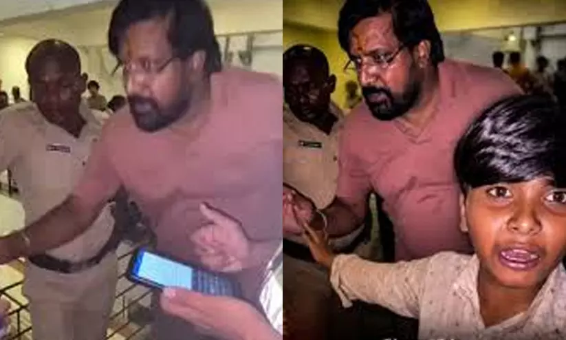 മുസ്ലിം യുവാവിനെ പാകിസ്താനി എന്ന് വിളിച്ച് അധിക്ഷേപിച്ചു, മാപ്പ് പറയിപ്പിച്ച് പൊലീസ് -വിഡിയോ മുസ്ലിം യുവാവിനെ പാകിസ്താനി എന്ന് വിളിച്ച് അധിക്ഷേപിച്ചു, മാപ്പ് പറയിപ്പിച്ച് പൊലീസ് -വിഡിയോ