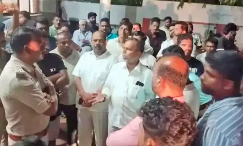 യുവാവും യുവതിയും സഞ്ചരിച്ച കാർ തടഞ്ഞു; സദാചാര ഗൂണ്ടായിസത്തിനെതിരെ കേസ്