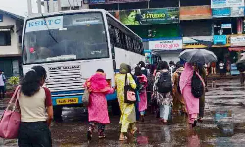 കെ.എസ്.ആർ.ടി.സിയിൽ സ്ത്രീകളുടെ സൗജന്യ യാത്ര; ജില്ലയിലെ സ്വകാര്യ ബസ് മേഖല പ്രതിസന്ധിയിൽ കെ.എസ്.ആർ.ടി.സിയിൽ സ്ത്രീകളുടെ സൗജന്യ യാത്ര; ജില്ലയിലെ സ്വകാര്യ ബസ് മേഖല പ്രതിസന്ധിയിൽ