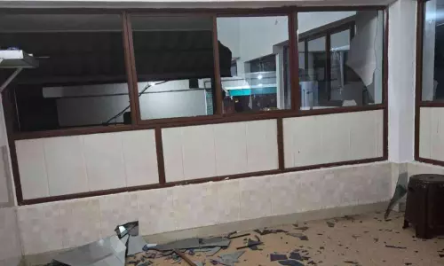 ഏഴിലോട് പള്ളിയില്‍ യുവാവിന്റെ പരാക്രമം: മൂന്നുപേര്‍ക്ക് കുത്തേറ്റു; പ്രതി പൊലീസ് പിടിയില്‍