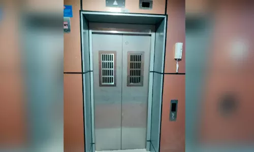 വൈദ്യുതിയില്ല; കുമ്പള റെയിൽവേ സ്റ്റേഷൻ ലിഫ്റ്റ് പൊങ്ങുന്നില്ല