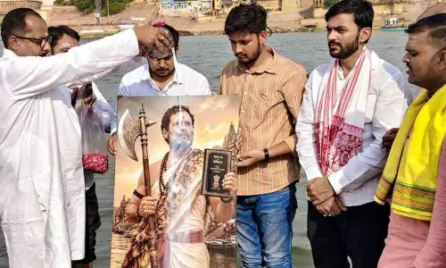 രാഹുൽ ഗാന്ധിയെ പരശുരാമനാക്കി പോസ്റ്റർ; വിവാദമായി വാരാണസിയിലെ കോൺഗ്രസ് പ്രവർത്തകരുടെ ജന്മദിനാഘോഷം -വിഡിയോ