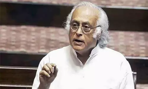നടപ്പാതയിലൂടെ നടക്കൽ മൗലികാവകാശം; എങ്കിൽ വോട്ട് ചെയ്യാനുള്ള അവകാശവും മൗലികാവകാശമാക്കിക്കൂടേ എന്ന് ജയ്റാം രമേശ്