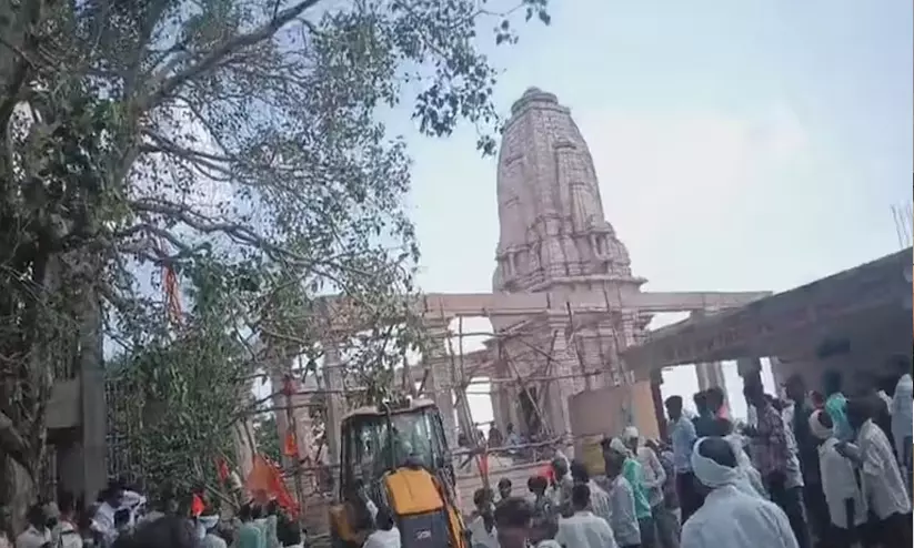 നിർമാണത്തിലിരുന്ന ക്ഷേത്ര മേൽക്കൂര തകർന്നു; നാല് മരണം നിർമാണത്തിലിരുന്ന ക്ഷേത്ര മേൽക്കൂര തകർന്നു; നാല് മരണം