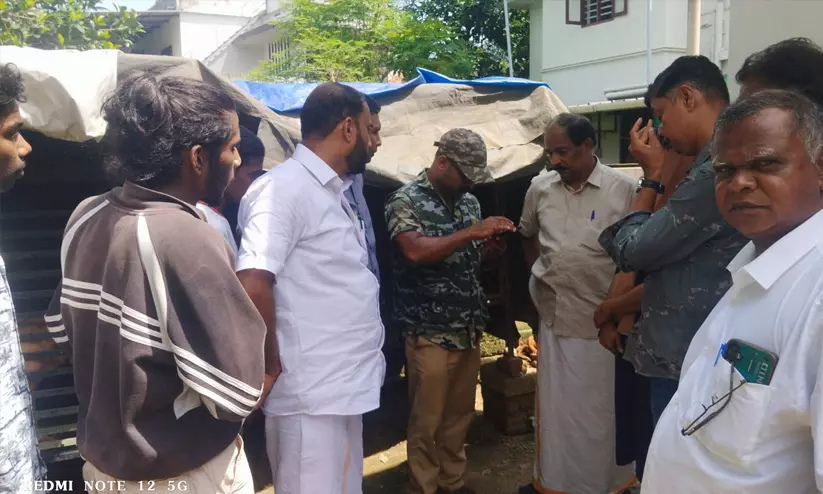 പുലർച്ചെ ലോകകപ്പ് മത്സരം കാണാനിറങ്ങിയവർക്ക് മുന്നിൽ ചാടിവീണു, പുലിഭീതിയിൽ കപ്രശ്ശേരി പുലർച്ചെ ലോകകപ്പ് മത്സരം കാണാനിറങ്ങിയവർക്ക് മുന്നിൽ ചാടിവീണു, പുലിഭീതിയിൽ കപ്രശ്ശേരി