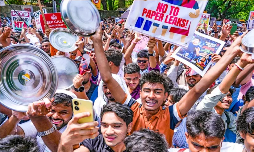 നീറ്റ് ക്രമക്കേട്: ധർമേന്ദ്ര പ്രധാൻ രാജിവെക്കണം; ജന്തർ മന്ദിറിൽ പാറിപ്പറന്ന് ‘പാറ്റകൾ’; സമരം രാവിലെവരെ തുടരും നീറ്റ് ക്രമക്കേട്: ധർമേന്ദ്ര പ്രധാൻ രാജിവെക്കണം; ജന്തർ മന്ദിറിൽ പാറിപ്പറന്ന് ‘പാറ്റകൾ’; സമരം രാവിലെവരെ തുടരും