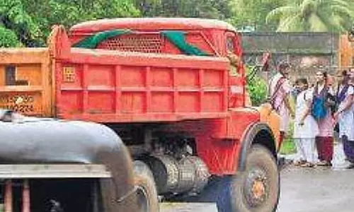 സ്കൂൾ സമയത്ത് ടിപ്പർ ലോറികളെ നിരോധിച്ചു