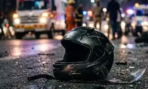 ചക്രത്തിനിടയിൽ വസ്ത്രം കുടുങ്ങി അപകടം; റോഡിൽ വീണ യുവതിക്ക് രക്ഷയായത് ഹെൽമറ്റ്