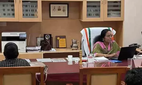ഡി.എച്ച്.എസിൽ കസേരക്കളി തുടരുന്നു; ഡോ. റീന ഇന്നും ഓഫിസിലെത്തി, ഭരണം തുടങ്ങി ഡോ. വി. മീനാക്ഷി ഡി.എച്ച്.എസിൽ കസേരക്കളി തുടരുന്നു; ഡോ. റീന ഇന്നും ഓഫിസിലെത്തി, ഭരണം തുടങ്ങി ഡോ. വി. മീനാക്ഷി