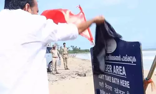 സുരക്ഷ മുന്നറിയിപ്പ് ബോർഡിൽ തുണി ഉണക്കാനിട്ടു: എടുത്തുമാറ്റി മന്ത്രി പി.സി. വിഷ്ണുനാഥ് സുരക്ഷ മുന്നറിയിപ്പ് ബോർഡിൽ തുണി ഉണക്കാനിട്ടു: എടുത്തുമാറ്റി മന്ത്രി പി.സി. വിഷ്ണുനാഥ്