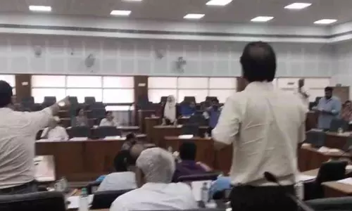 കാലിക്കറ്റ് വി.സിക്കെതിരെ സെനറ്റില്‍ പ്രതിഷേധം;  സി.പി.എം-ലീഗ് വാക്‌പോരില്‍ യോഗം പ്രക്ഷുബ്ധം