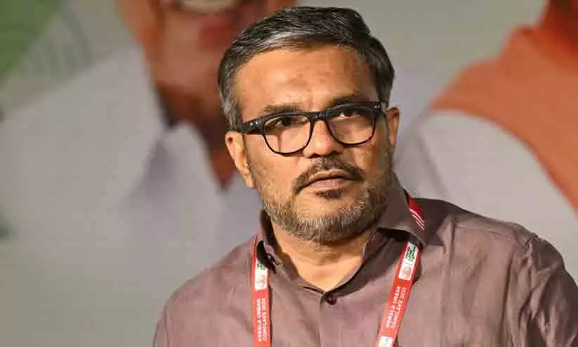 ‘ഒരു മാസം ഒരു ഡസൻ വിസ്മയങ്ങൾ, വി.ഡിയായി, പിന്നെ പൂക്കിയായി. ഇപ്പോൾ ആരായി?’; മുഖ്യമന്ത്രിയുടെ നിലപാടുകളെ പരിഹസിച്ച് എം.ബി. രാജേഷ് ‘ഒരു മാസം ഒരു ഡസൻ വിസ്മയങ്ങൾ, വി.ഡിയായി, പിന്നെ പൂക്കിയായി. ഇപ്പോൾ ആരായി?’; മുഖ്യമന്ത്രിയുടെ നിലപാടുകളെ പരിഹസിച്ച് എം.ബി. രാജേഷ്
