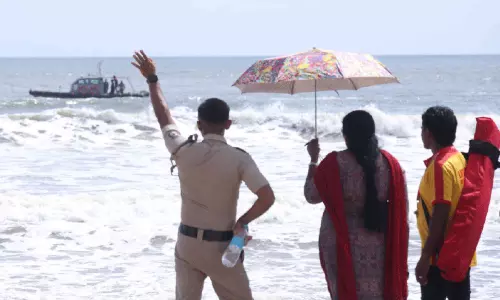 പ​യ്യാ​മ്പ​ല​ത്ത് തി​ര​യി​ൽ​പ്പെ​ട്ട് ഒ​രാ​ളെ കാ​ണാ​താ​യി; ര​ണ്ട് പേ​രെ ര​ക്ഷ​പ്പെ​ടു​ത്തി
