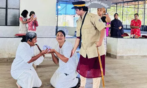 ഒ.​വി. വി​ജ​യ​ന്റെ ക​ട​ൽ​ത്തീ​ര​ത്തി​ന് രം​ഗ​ഭാ​ഷ്യ​വു​മാ​യി അ​മ്മ​മാ​ർ