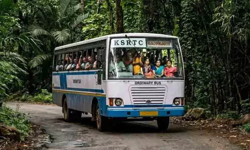 പ്രിയദർശിനി സൗജന്യ യാത്ര പദ്ധതി: കോൺഗ്രസ് നേതാവിന്റെ ഉടമസ്ഥതയിലുള്ള ബസുകൾ സർവിസ് നിർത്തി പ്രിയദർശിനി സൗജന്യ യാത്ര പദ്ധതി: കോൺഗ്രസ് നേതാവിന്റെ ഉടമസ്ഥതയിലുള്ള ബസുകൾ സർവിസ് നിർത്തി