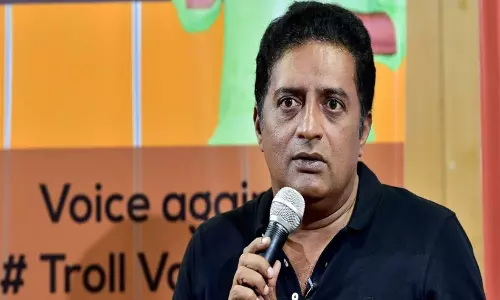 വോട്ടർ ഐഡി തട്ടിപ്പ് ആരോപണത്തിൽ പ്രകാശ് രാജിനെതിരെ ജാമ്യമില്ലാ അറസ്റ്റ് വാറണ്ട്