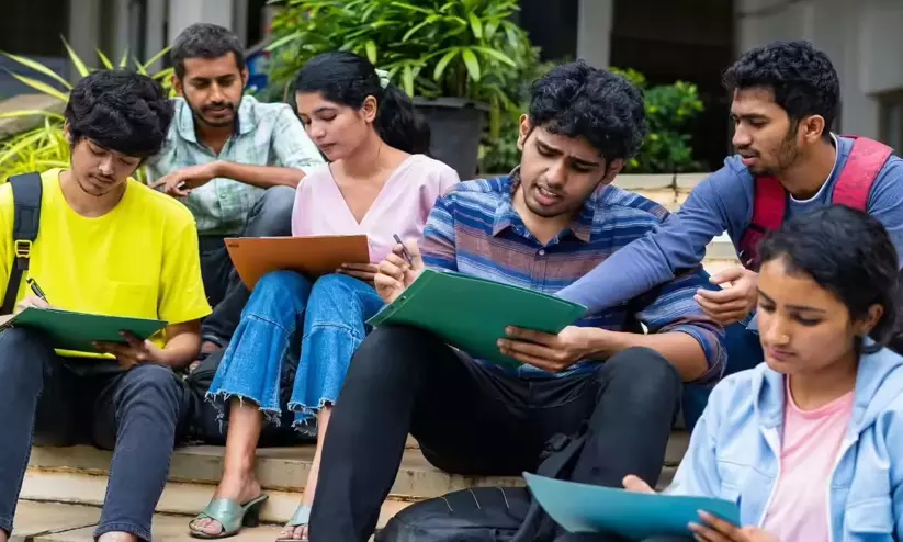 വിദേശപഠനം ഇനി അത്ര എളുപ്പമല്ല; രൂപയുടെ തകർച്ചയും വിസ നിയന്ത്രണങ്ങളും ഇന്ത്യൻ വിദ്യാർഥികളെ വലക്കുന്നു വിദേശപഠനം ഇനി അത്ര എളുപ്പമല്ല; രൂപയുടെ തകർച്ചയും വിസ നിയന്ത്രണങ്ങളും ഇന്ത്യൻ വിദ്യാർഥികളെ വലക്കുന്നു