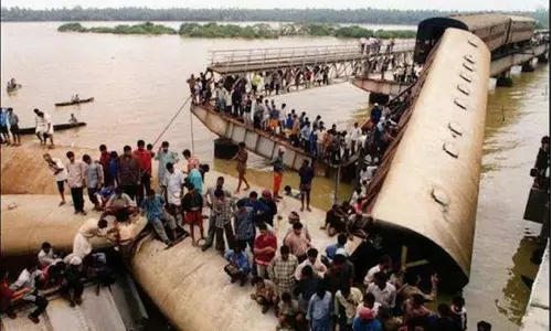 കടലുണ്ടി ദുരന്തത്തിന് കാൽനൂറ്റാണ്ട്: മായില്ല ആ നോവും ഓർമകളും കടലുണ്ടി ദുരന്തത്തിന് കാൽനൂറ്റാണ്ട്: മായില്ല ആ നോവും ഓർമകളും